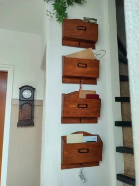 Houten postvakjes met sleutelhaakje en labelraam